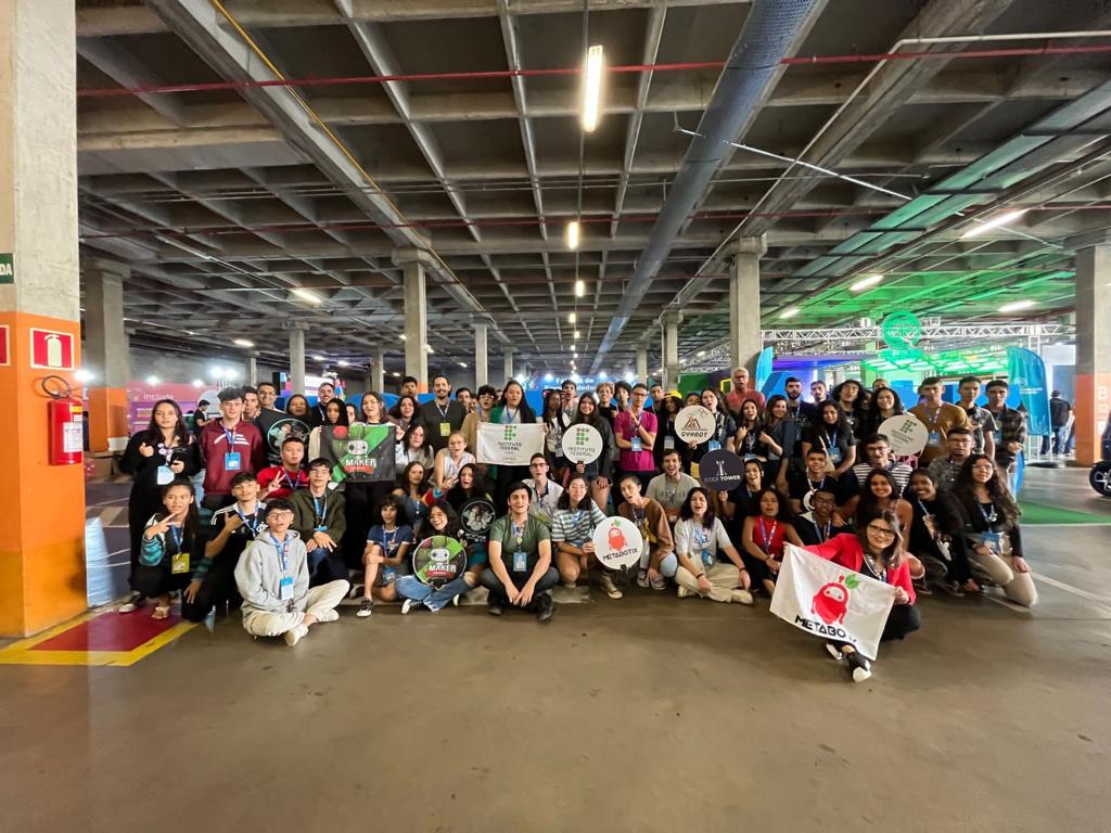 Outros servidores e estudantes do IFG também estiveram no evento, incluindo o METABOTIX, laboratório do robótica para meninas do Câmpus Uruaçu